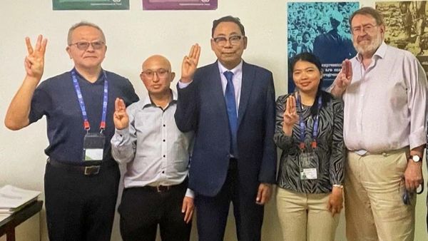 ဆွစ်ဇလန်နိုင်ငံတွင် NUG ဝန်ကြီး ဦးအောင်မျိုးမင်းနှင့် တာဝန်ရှိသူများ၊ CTUM အဖွဲ့ဝင် ဒေါ်ခိုင်ဇာအောင် ပါဝင်သည့် မြန်မာကိုယ်စားလှယ်အဖွဲ့ အပြည်ပြည်ဆိုင်ရာ အလုပ်သမားသမဂ္ဂများ အဖွဲ့ချုပ်တာဝန်ရှိသူများနှင့် တွေ့ဆုံ